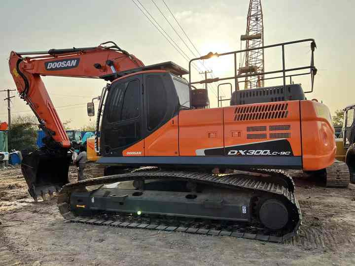 Used Excavator Doosan DX300 Excavators Mini Equipment Earth Moving Machinery Doosan Digger Excavator for Sale - Pelle sur chenille: photos 5 Used Excavator Doosan DX300 Excavators Mini Equipment Earth Moving Machinery Doosan Digger Excavator for Sale - Pelle sur chenille: photos 5