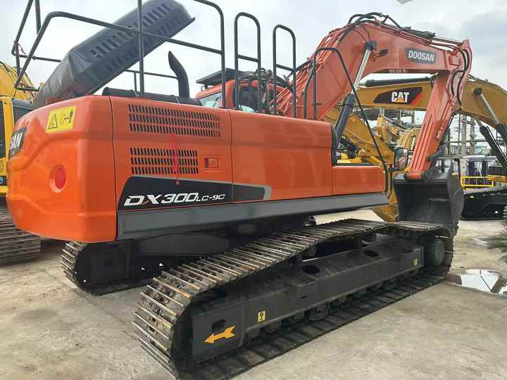 Used Excavator Doosan DX300 Excavators Mini Equipment Earth Moving Machinery Doosan Digger Excavator for Sale - Pelle sur chenille: photos 4 Used Excavator Doosan DX300 Excavators Mini Equipment Earth Moving Machinery Doosan Digger Excavator for Sale - Pelle sur chenille: photos 4