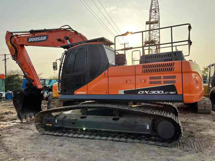 Used Excavator Doosan DX300 Excavators Mini Equipment Moving Machinery Doosan Digger Excavator for Sale - Pelle sur chenille: photos 1 Used Excavator Doosan DX300 Excavators Mini Equipment Moving Machinery Doosan Digger Excavator for Sale - Pelle sur chenille: photos 1