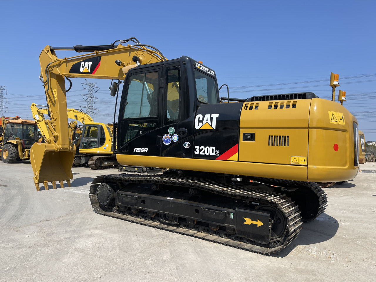 CATERPILLAR 320D2 - Pelle sur chenille: photos 2 CATERPILLAR 320D2 - Pelle sur chenille: photos 2