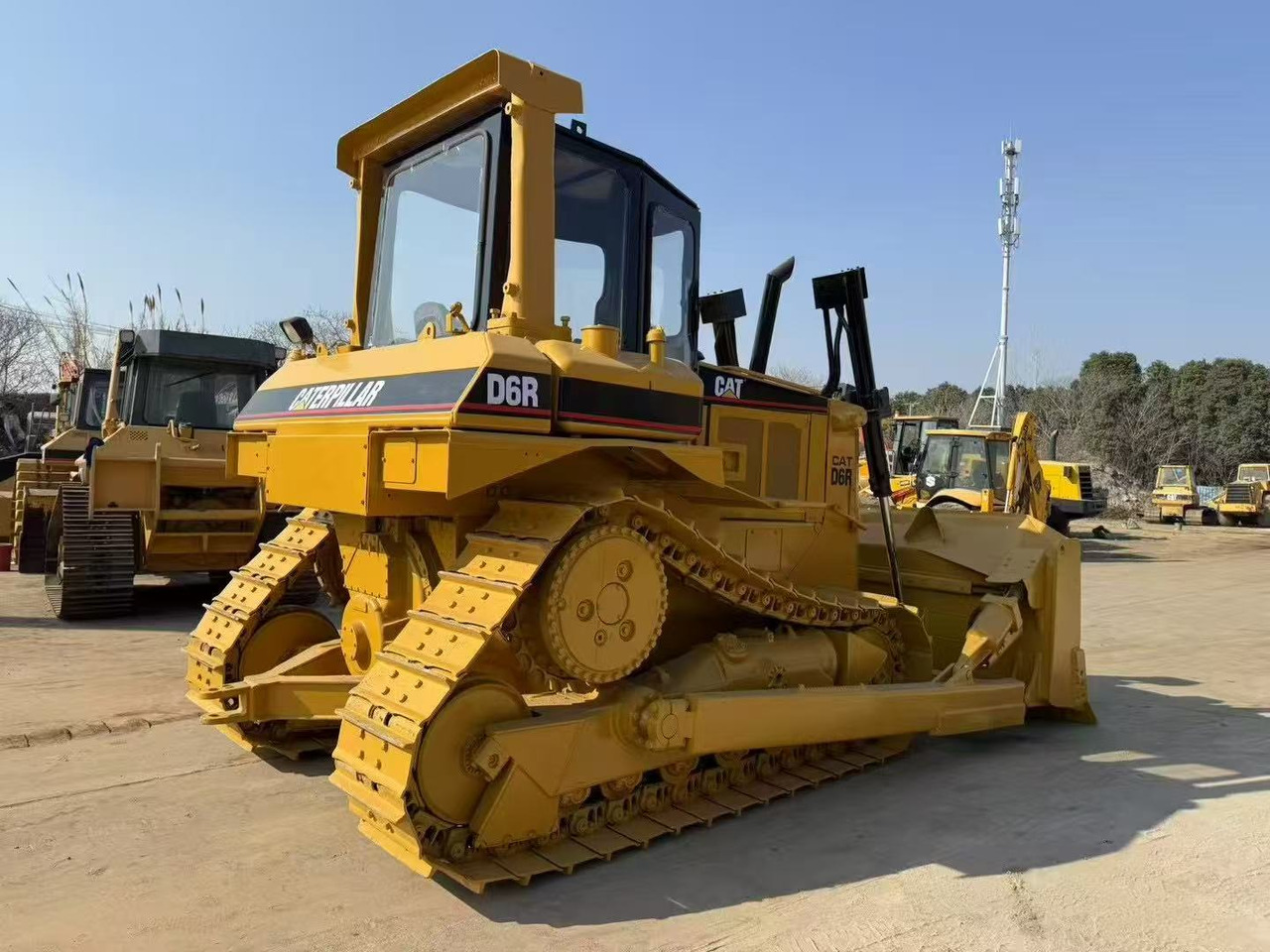 CATERPILLAR D6R - Bulldozer: photos 1 CATERPILLAR D6R - Bulldozer: photos 1