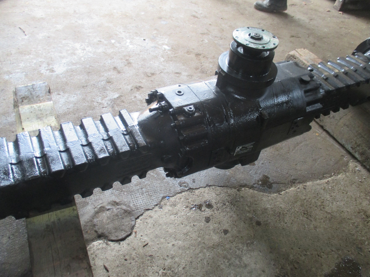 Most napędowy Clark Hurth 123/001 - Essieu et pièces pour Engins de chantier: photos 1 Most napędowy Clark Hurth 123/001 - Essieu et pièces pour Engins de chantier: photos 1