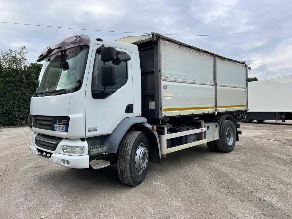 DAF LF55.300 RIBALTABILE TRILATERALE - Camion benne: photos 1 DAF LF55.300 RIBALTABILE TRILATERALE - Camion benne: photos 1