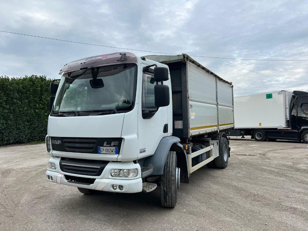 DAF LF55.300 RIBALTABILE TRILATERALE - Camion benne: photos 2 DAF LF55.300 RIBALTABILE TRILATERALE - Camion benne: photos 2