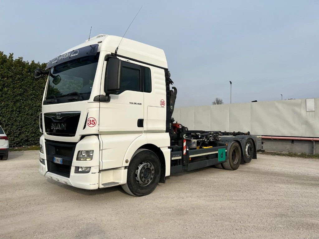 MAN TGX 26.480 SCARRABILE CON GRU DIETRO CABINA - Camion ampliroll, Camion grue: photos 1 MAN TGX 26.480 SCARRABILE CON GRU DIETRO CABINA - Camion ampliroll, Camion grue: photos 1