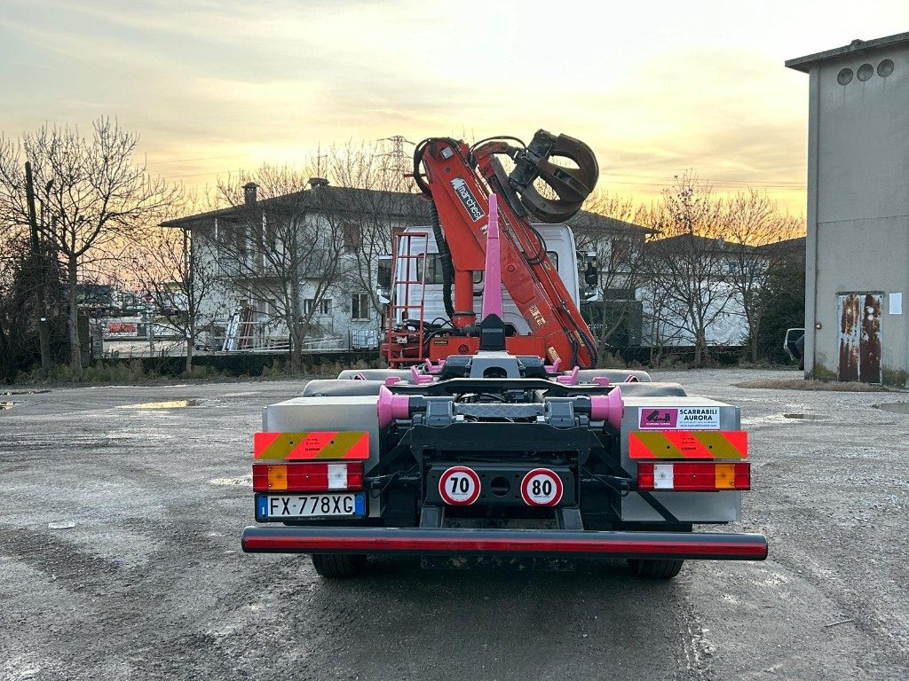 MERCEDES-BENZ MERCEDES AXOR 2533 SCARRABILE CON GRU E POLIPO - Camion ampliroll: photos 4 MERCEDES-BENZ MERCEDES AXOR 2533 SCARRABILE CON GRU E POLIPO - Camion ampliroll: photos 4