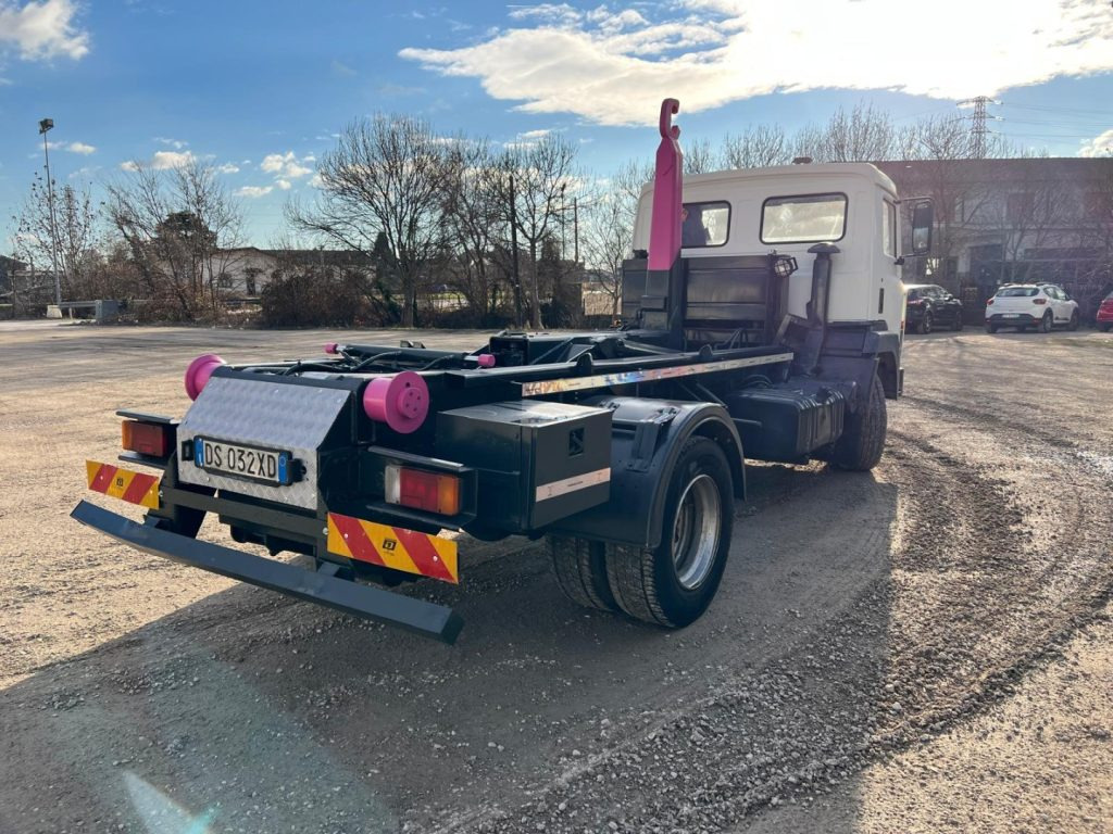 NISSAN 130/115 SCARRABILE - Camion ampliroll: photos 4 NISSAN 130/115 SCARRABILE - Camion ampliroll: photos 4