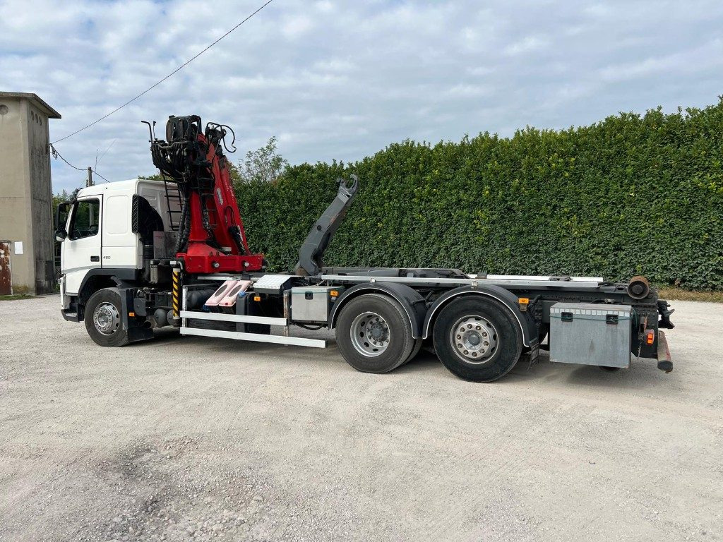 VOLVO FM11.450 SCARRABILE CON GRU - Camion ampliroll: photos 2 VOLVO FM11.450 SCARRABILE CON GRU - Camion ampliroll: photos 2