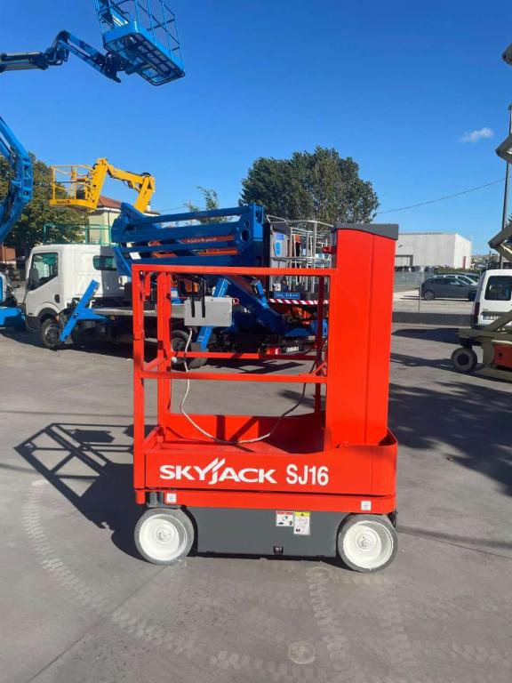 SkyJack SJ-16 - Nacelle à mât vertical: photos 4 SkyJack SJ-16 - Nacelle à mât vertical: photos 4