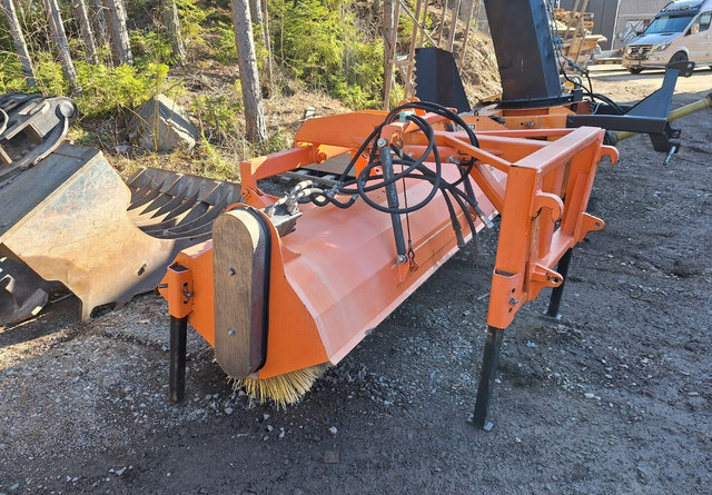 FMG AH 240 - Brosse pour Engins de chantier: photos 2 FMG AH 240 - Brosse pour Engins de chantier: photos 2