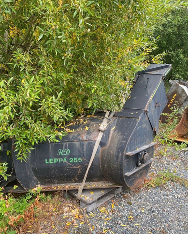 LeppäMusta 255 HD - Epandeur de sable: photos 1 LeppäMusta 255 HD - Epandeur de sable: photos 1