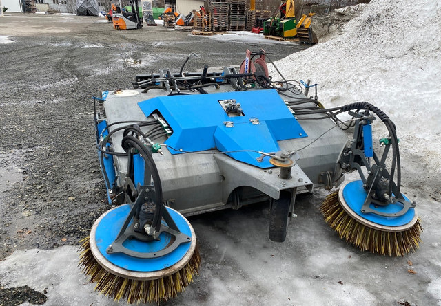 Snowek K180 - Brosse pour Véhicule de voirie/ Spécial: photos 1 Snowek K180 - Brosse pour Véhicule de voirie/ Spécial: photos 1