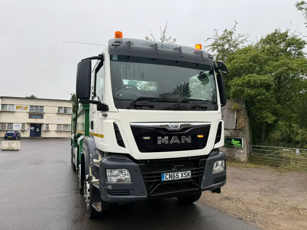 MAN TGS 35.400 8x4 Tipper (XSK) - Camion benne: photos 2 MAN TGS 35.400 8x4 Tipper (XSK) - Camion benne: photos 2