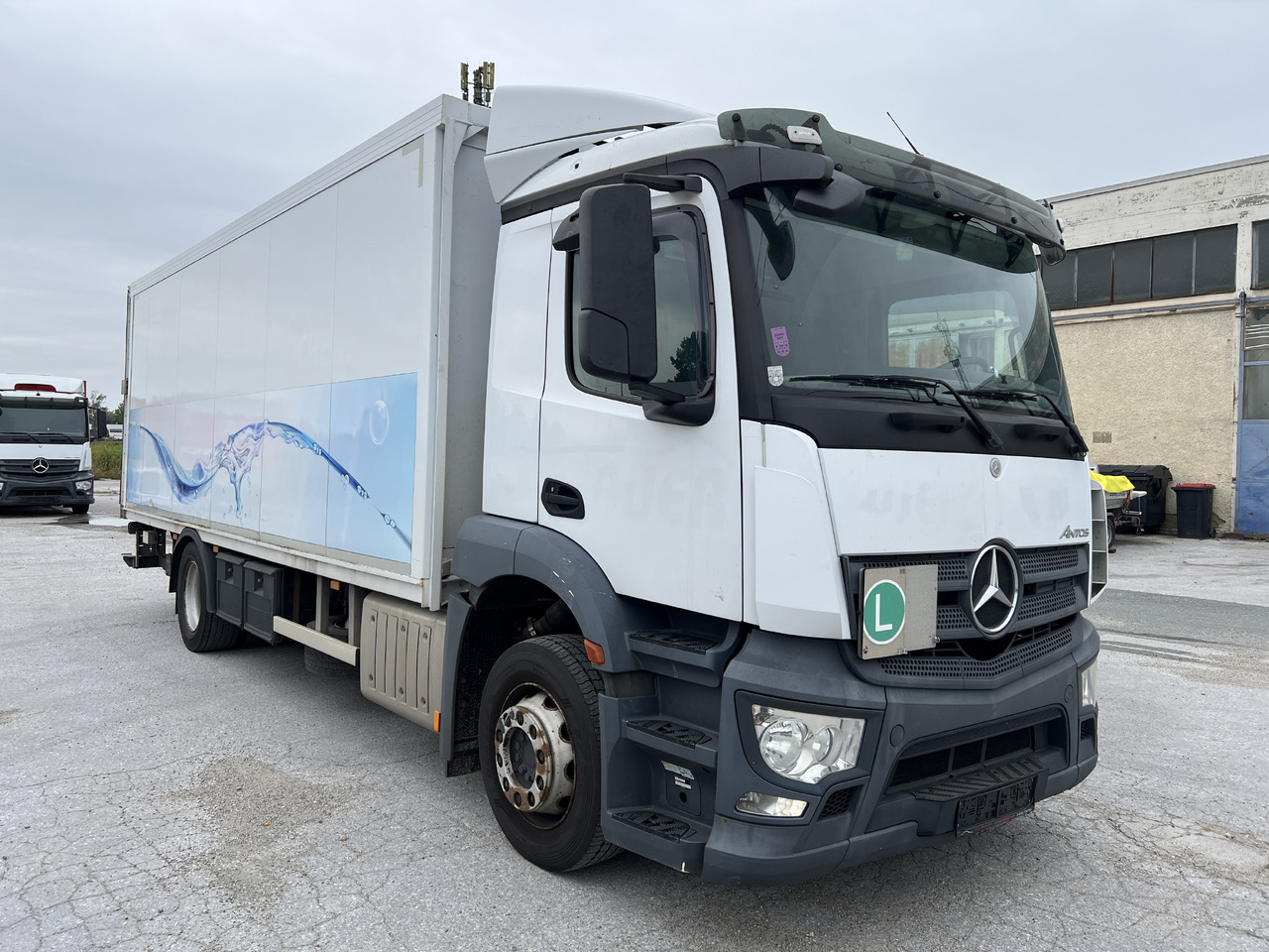 MERCEDES-BENZ ANTOS 18.30 L automatische Seitenladung | LBW | Klima | Tempomat - Camion pour le transport de boissons: photos 2 MERCEDES-BENZ ANTOS 18.30 L automatische Seitenladung | LBW | Klima | Tempomat - Camion pour le transport de boissons: photos 2