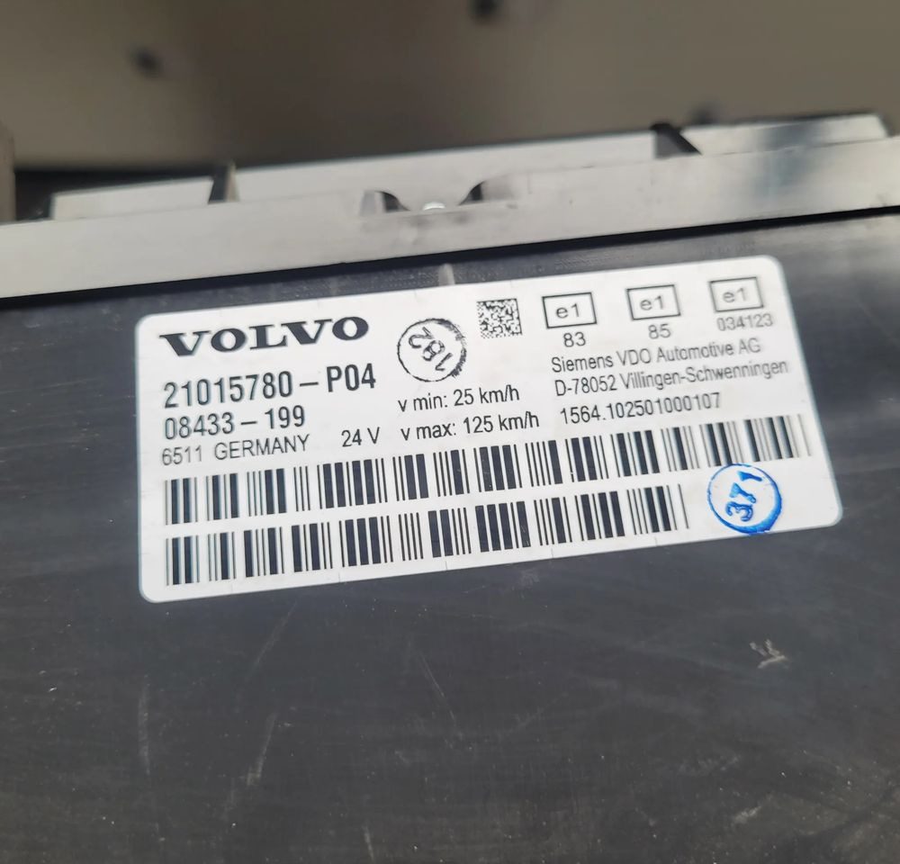 LICZNIK VOLVO FH 21015780 P04 - Panel de instrumentos pour Camion: photos 2 LICZNIK VOLVO FH 21015780 P04 - Panel de instrumentos pour Camion: photos 2