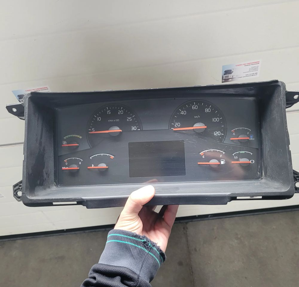 LICZNIK VOLVO FH 21015780 P04 - Panel de instrumentos pour Camion: photos 1 LICZNIK VOLVO FH 21015780 P04 - Panel de instrumentos pour Camion: photos 1