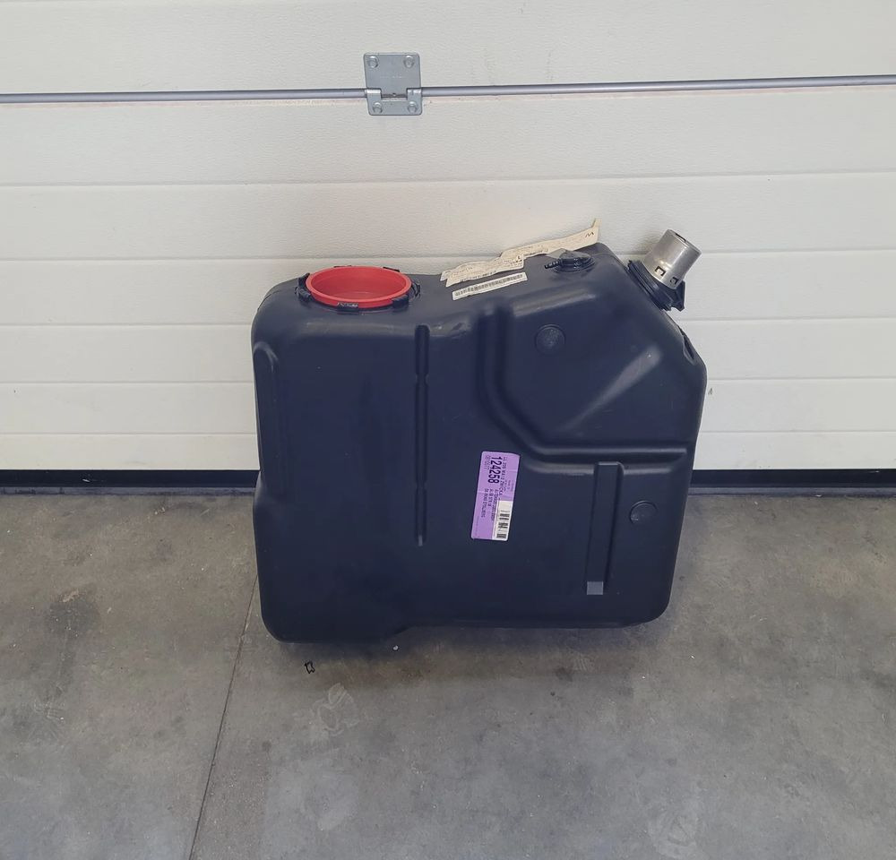 ZBIORNIK AD BLUE MERCRDES ACTROS MP4 ORYGINAŁ A9604701515 - AdBlue réservoir pour Camion: photos 2 ZBIORNIK AD BLUE MERCRDES ACTROS MP4 ORYGINAŁ A9604701515 - AdBlue réservoir pour Camion: photos 2