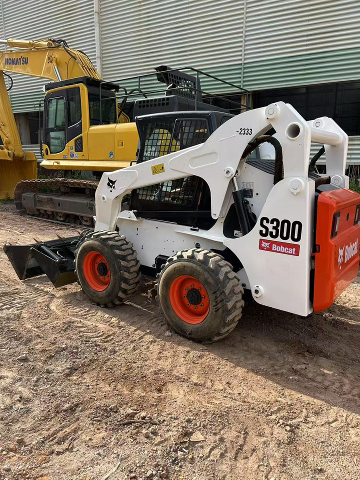 BOBCAT BOBCAT Skid Steer Loader S300 - Mini chargeuse: photos 4 BOBCAT BOBCAT Skid Steer Loader S300 - Mini chargeuse: photos 4
