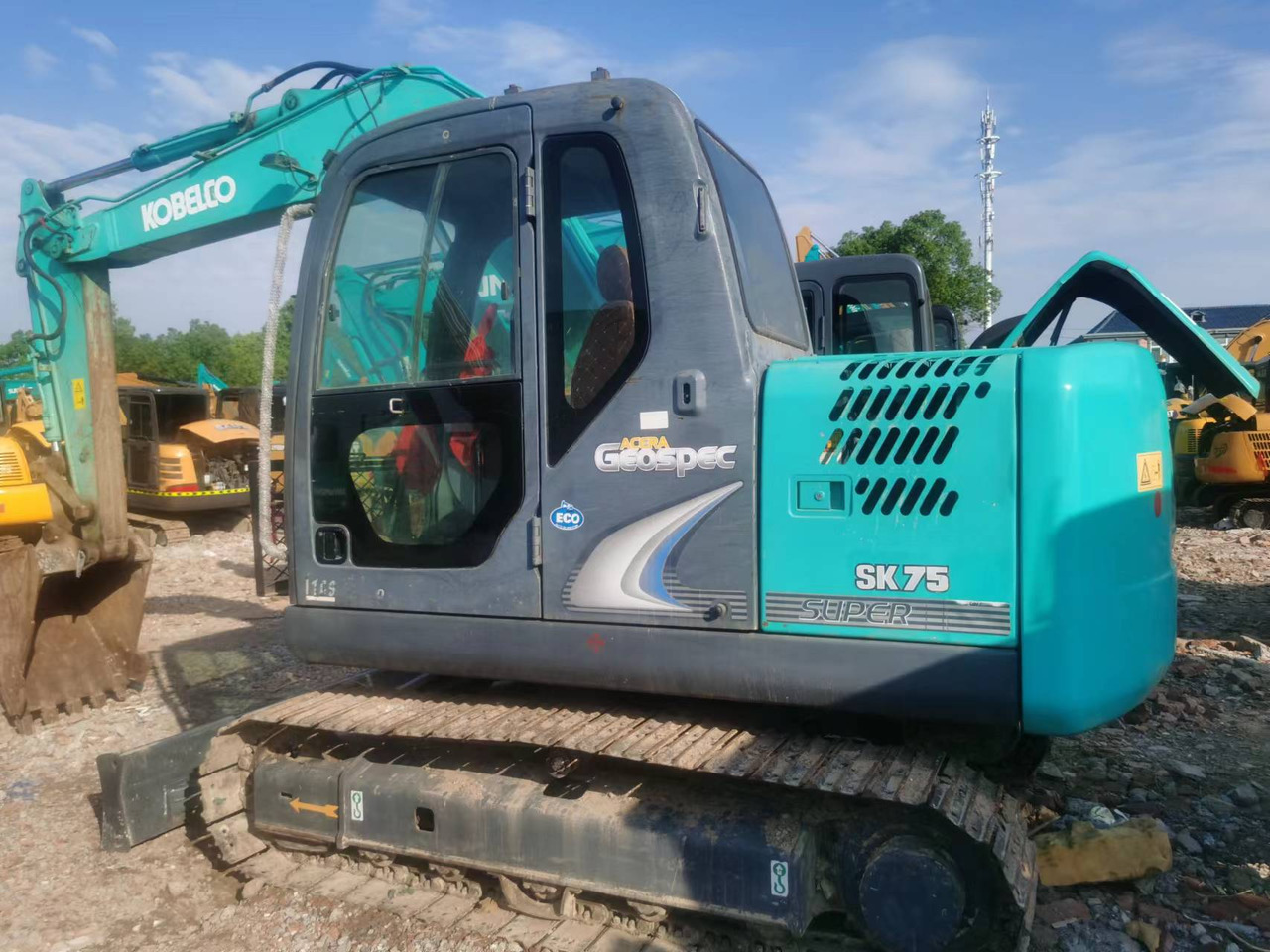 KOBELCO SK75-8 - Pelle sur chenille: photos 1 KOBELCO SK75-8 - Pelle sur chenille: photos 1