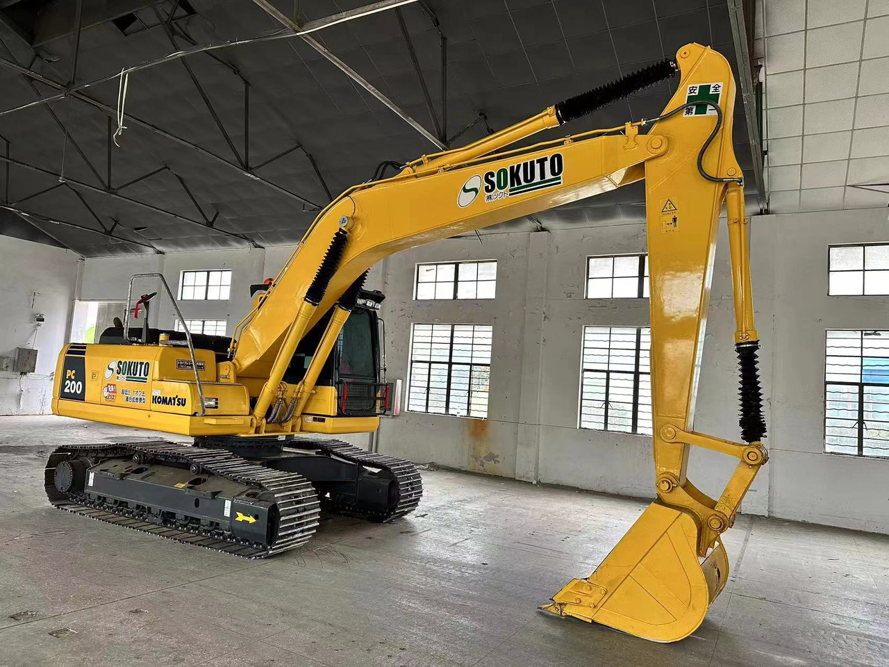 KOMATSU Excavator PC 200-8 Earn More Burn Less - Pelle: photos 3 KOMATSU Excavator PC 200-8 Earn More Burn Less - Pelle: photos 3