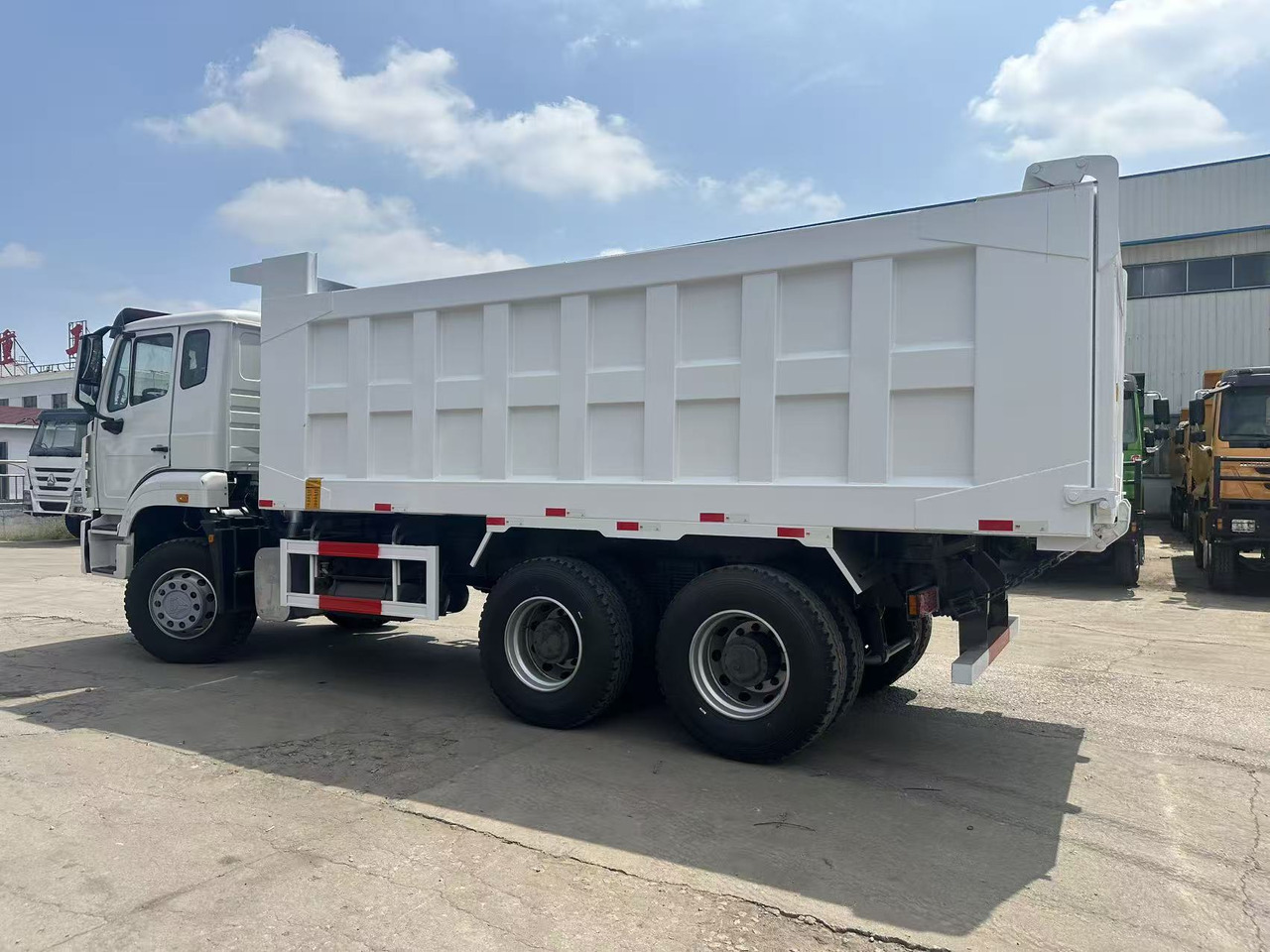 SINOTRUK HOWO 6x4 Dump Truck Click for Discount - Camion benne: photos 4 SINOTRUK HOWO 6x4 Dump Truck Click for Discount - Camion benne: photos 4