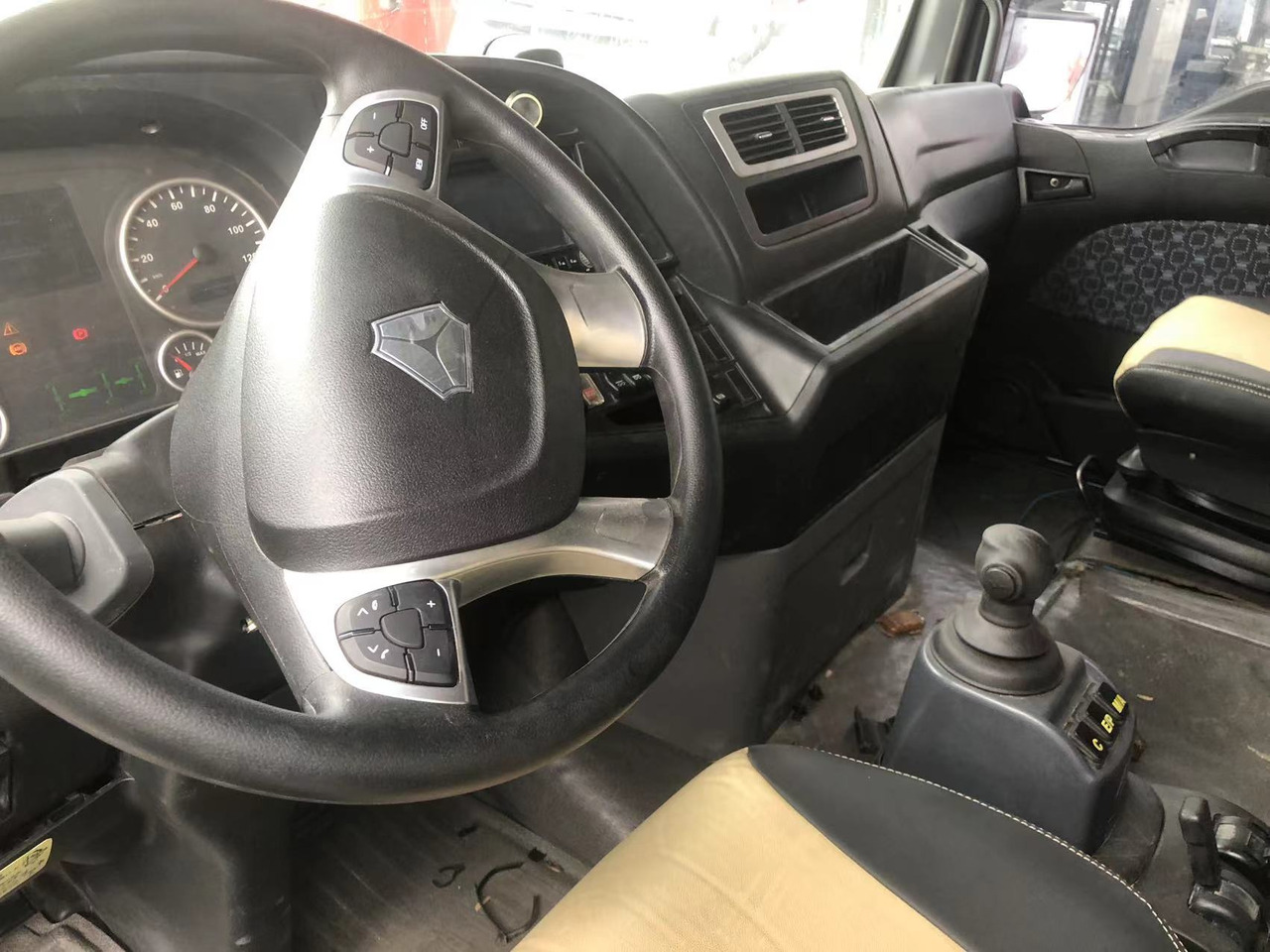 SINOTRUK Truck Unit C7H 4X2 Click Here for Discount - Camion benne: photos 4 SINOTRUK Truck Unit C7H 4X2 Click Here for Discount - Camion benne: photos 4