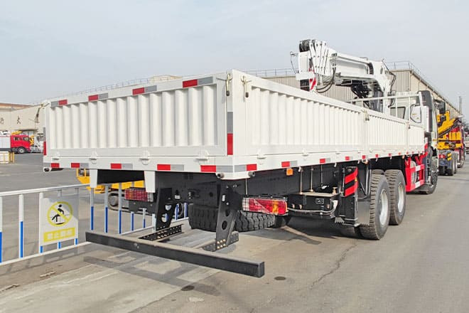 FAW FAW Truck Mounted Crane with Hydraulic Boom for Sale in Kuwait - Camion grue: photos 3 FAW FAW Truck Mounted Crane with Hydraulic Boom for Sale in Kuwait - Camion grue: photos 3