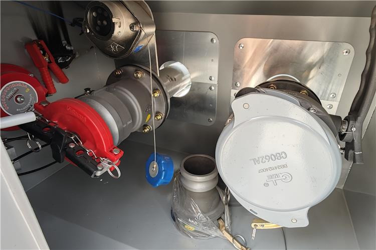 Semi-remorque citerne pour transport de carburant neuf TITAN 3 Axle Fuel Tanker Truck Trailer for Sale In Tanzania: photos 8