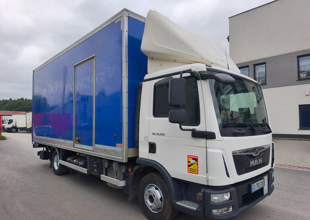 MAN TGL 12.250 kontener 6,2 , winda - Camion fourgon: photos 2 MAN TGL 12.250 kontener 6,2 , winda - Camion fourgon: photos 2