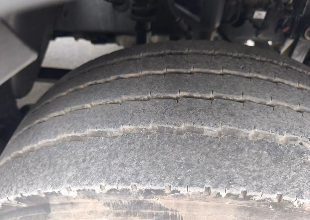 Renault GAMA D 14.210 chłodnia izoterma 16 palet poduszka - Camion frigorifique: photos 5 Renault GAMA D 14.210 chłodnia izoterma 16 palet poduszka - Camion frigorifique: photos 5