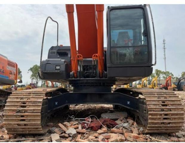 Pelle sur chenille 2023 Hitachi ZX240-3: photos 10