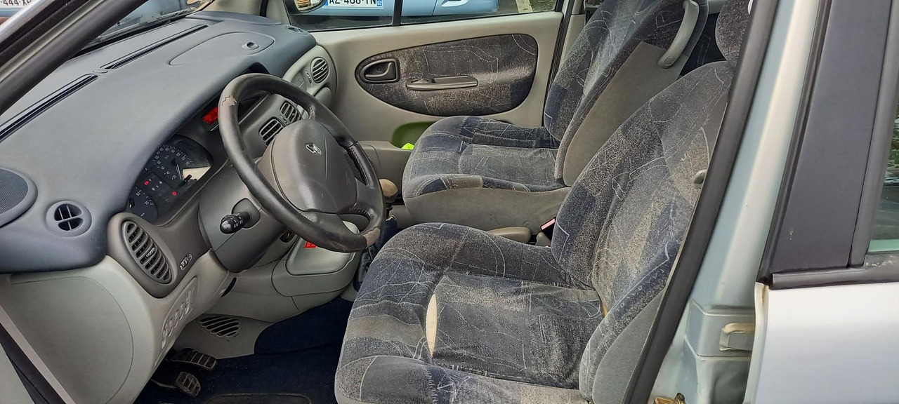 MEGANE ESSENCE (241) - Voiture: photos 4 MEGANE ESSENCE (241) - Voiture: photos 4