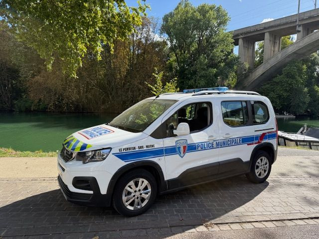Véhicule de voirie/ Spécial Peugeot DUSTER sérigraphie police municipale bon état, révis: photos 1