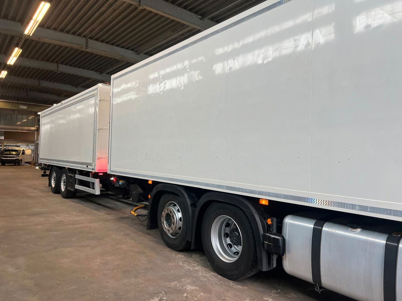 Mercedes-Benz Actros 2543 Komplettzug Voll-Luft - Lange Koffer - Camion fourgon: photos 2 Mercedes-Benz Actros 2543 Komplettzug Voll-Luft - Lange Koffer - Camion fourgon: photos 2