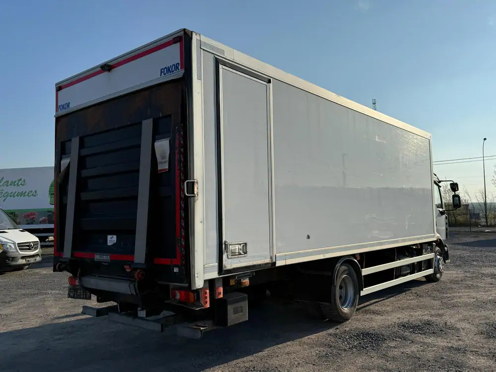 Renault D14 250 *D14 250 cv* - Camion fourgon: photos 4 Renault D14 250 *D14 250 cv* - Camion fourgon: photos 4