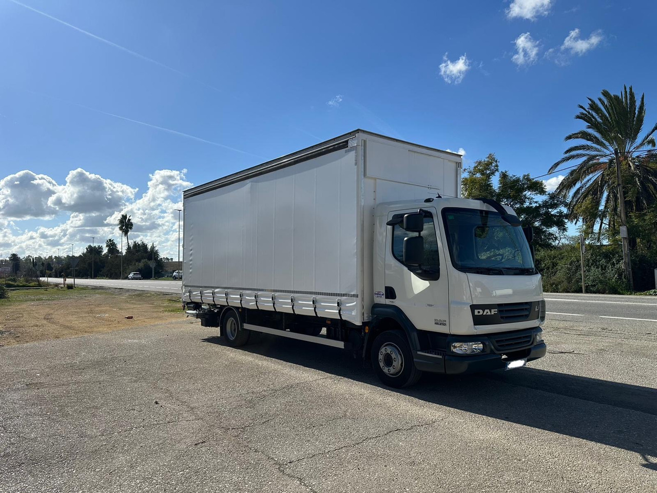 DAF LF 45.250 - Camion à rideaux coulissants: photos 4 DAF LF 45.250 - Camion à rideaux coulissants: photos 4