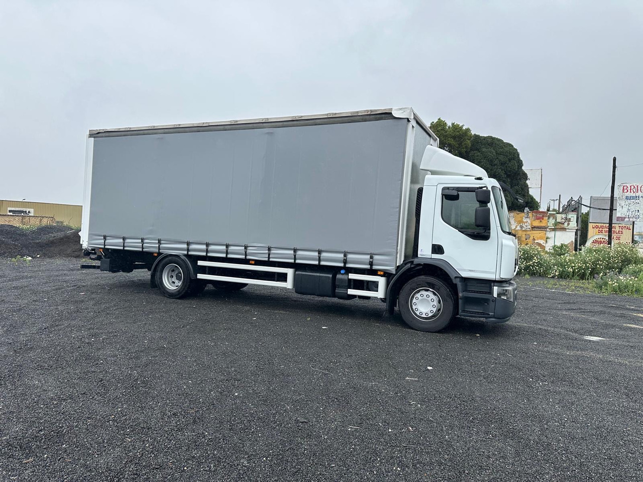 RENAULT PREMIUM 380 - Camion à rideaux coulissants: photos 2 RENAULT PREMIUM 380 - Camion à rideaux coulissants: photos 2