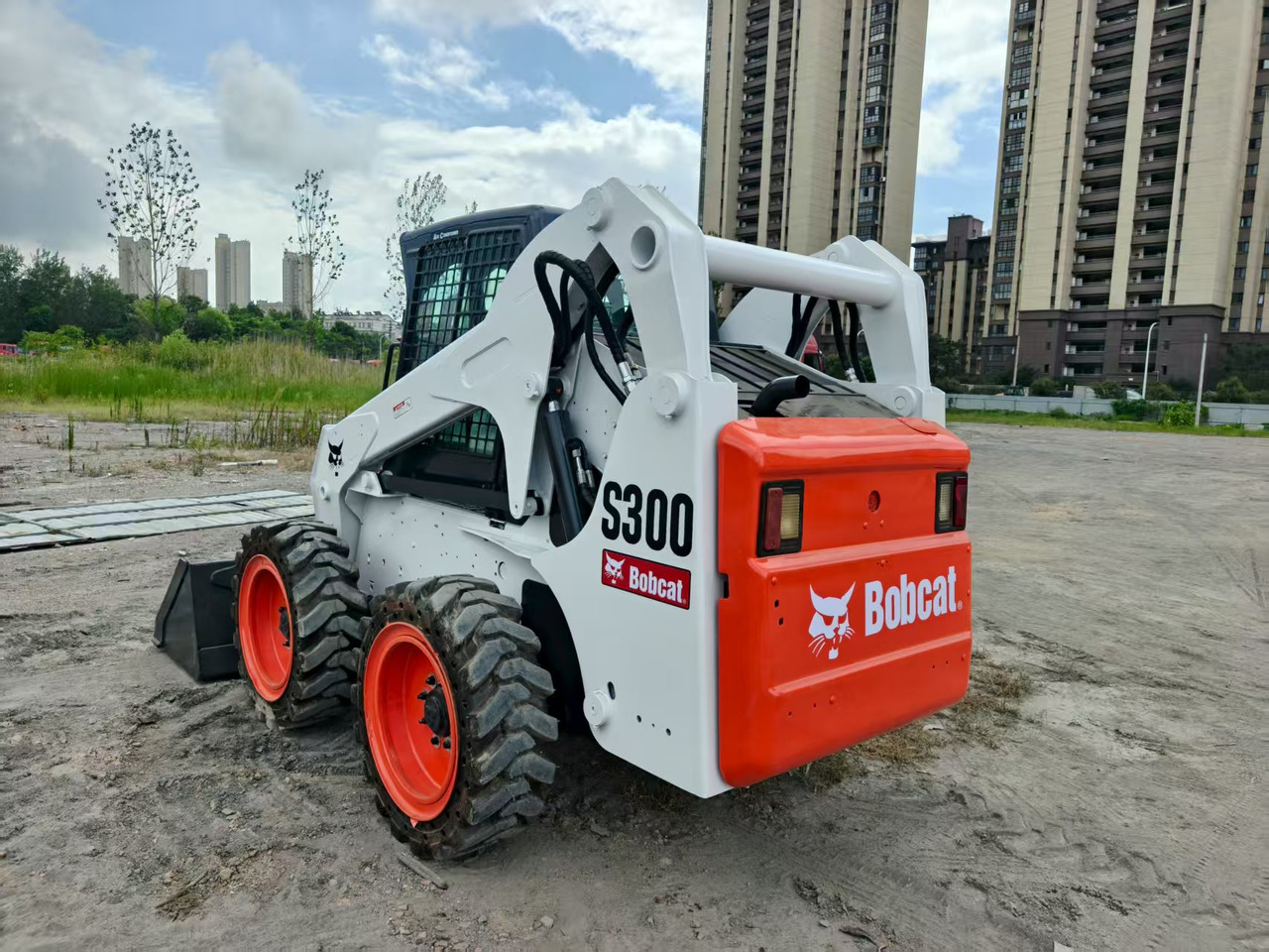 BOBCAT skid steer loader S300 - Mini chargeuse: photos 2 BOBCAT skid steer loader S300 - Mini chargeuse: photos 2