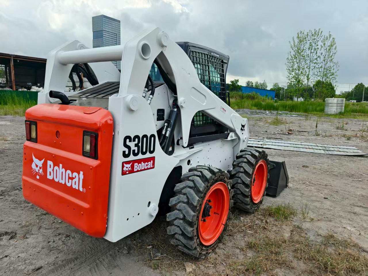 BOBCAT skid steer loader S300 - Mini chargeuse: photos 4 BOBCAT skid steer loader S300 - Mini chargeuse: photos 4
