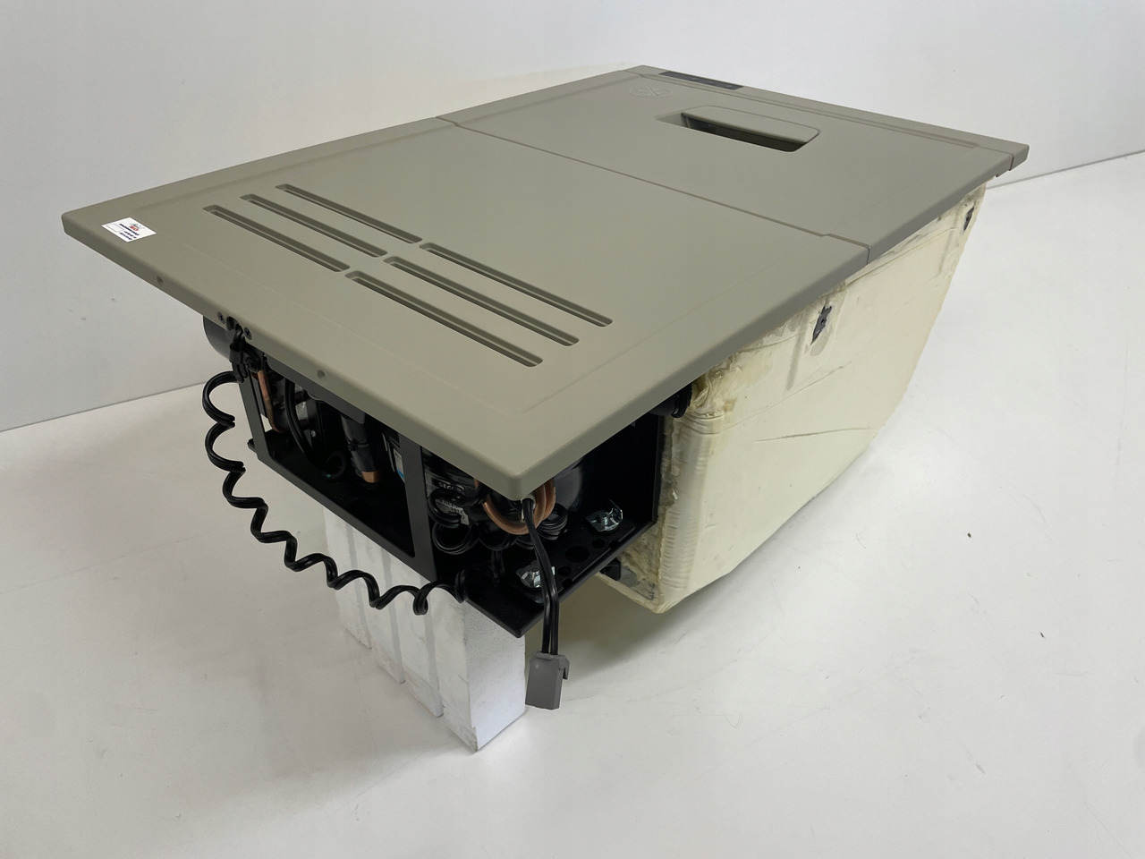 LODÓWKA CHŁODZIARKA VOLVO FH4 FH 4 P82174077 - Cabine et intérieur pour Camion: photos 3 LODÓWKA CHŁODZIARKA VOLVO FH4 FH 4 P82174077 - Cabine et intérieur pour Camion: photos 3