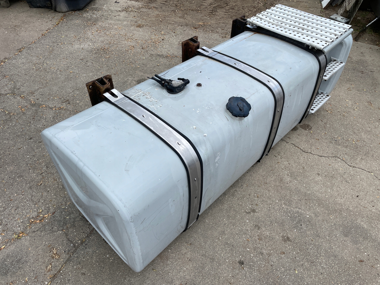 ZBIORNIK PALIWA 780 L MAN TGA TGX TGS 81122015670 - Réservoir de carburant pour Camion: photos 2 ZBIORNIK PALIWA 780 L MAN TGA TGX TGS 81122015670 - Réservoir de carburant pour Camion: photos 2