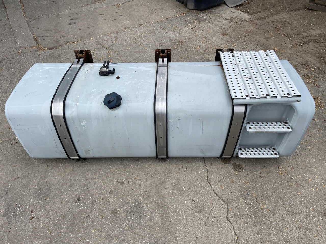 ZBIORNIK PALIWA 780 L MAN TGA TGX TGS 81122015670 - Réservoir de carburant pour Camion: photos 1 ZBIORNIK PALIWA 780 L MAN TGA TGX TGS 81122015670 - Réservoir de carburant pour Camion: photos 1