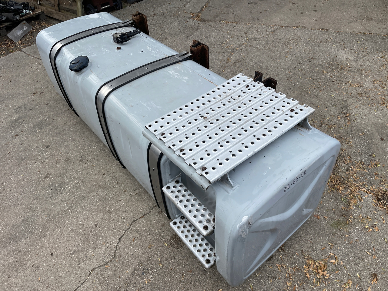 ZBIORNIK PALIWA 780 L MAN TGA TGX TGS 81122015670 - Réservoir de carburant pour Camion: photos 3 ZBIORNIK PALIWA 780 L MAN TGA TGX TGS 81122015670 - Réservoir de carburant pour Camion: photos 3