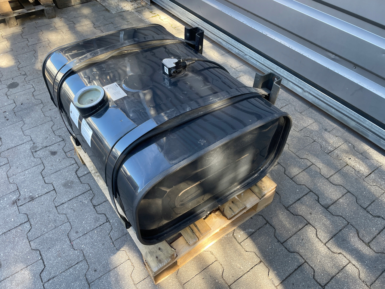 ZBIORNIK PALIWA MAN 150 L , L2000 TGL TGM 81122015818 - Réservoir de carburant pour Camion: photos 4 ZBIORNIK PALIWA MAN 150 L , L2000 TGL TGM 81122015818 - Réservoir de carburant pour Camion: photos 4