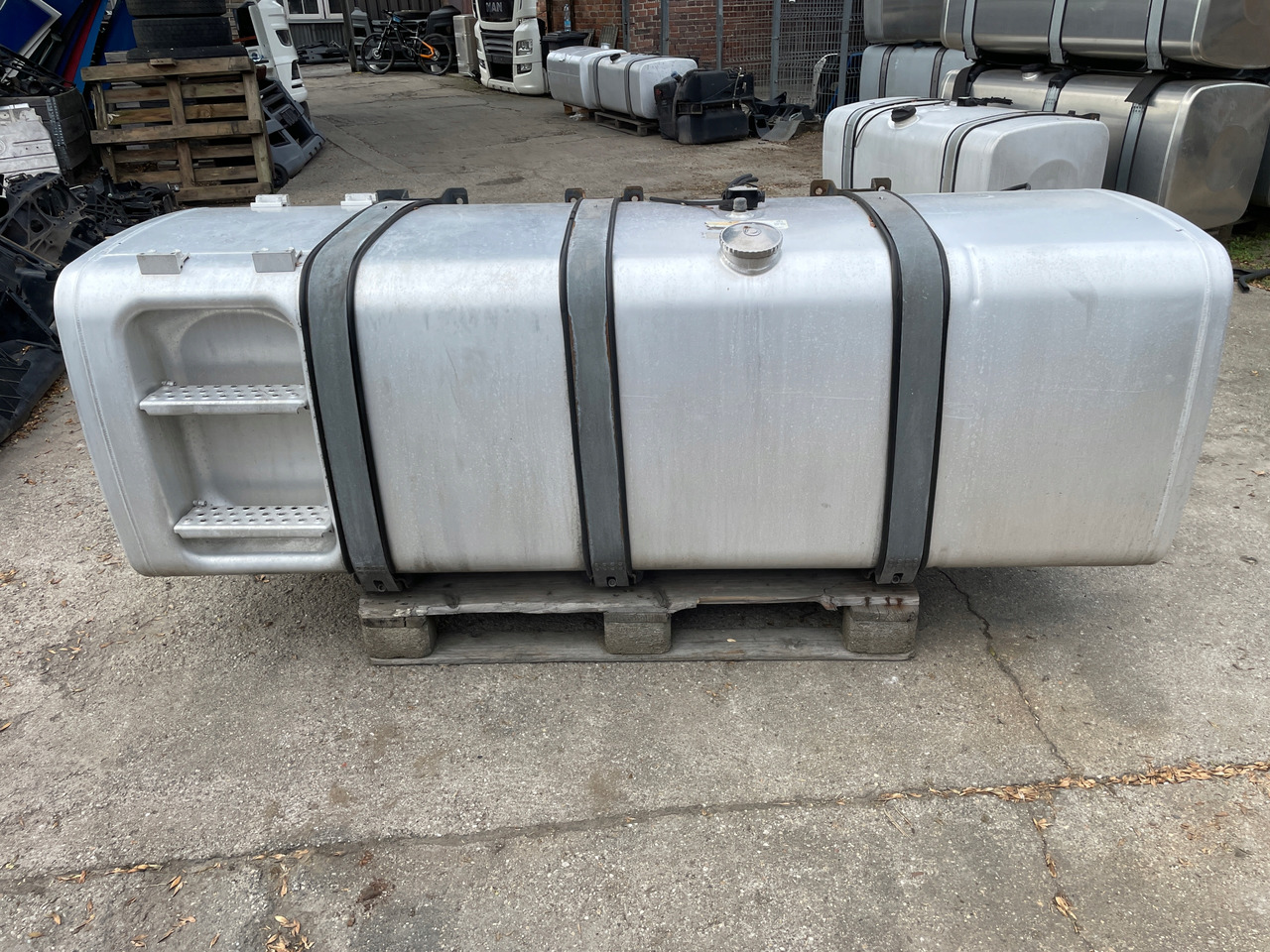 ZBIORNIK PALIWA MAN TGX TGS TGX3 TG3 910 L 81122016846 - Réservoir de carburant pour Camion: photos 1 ZBIORNIK PALIWA MAN TGX TGS TGX3 TG3 910 L 81122016846 - Réservoir de carburant pour Camion: photos 1