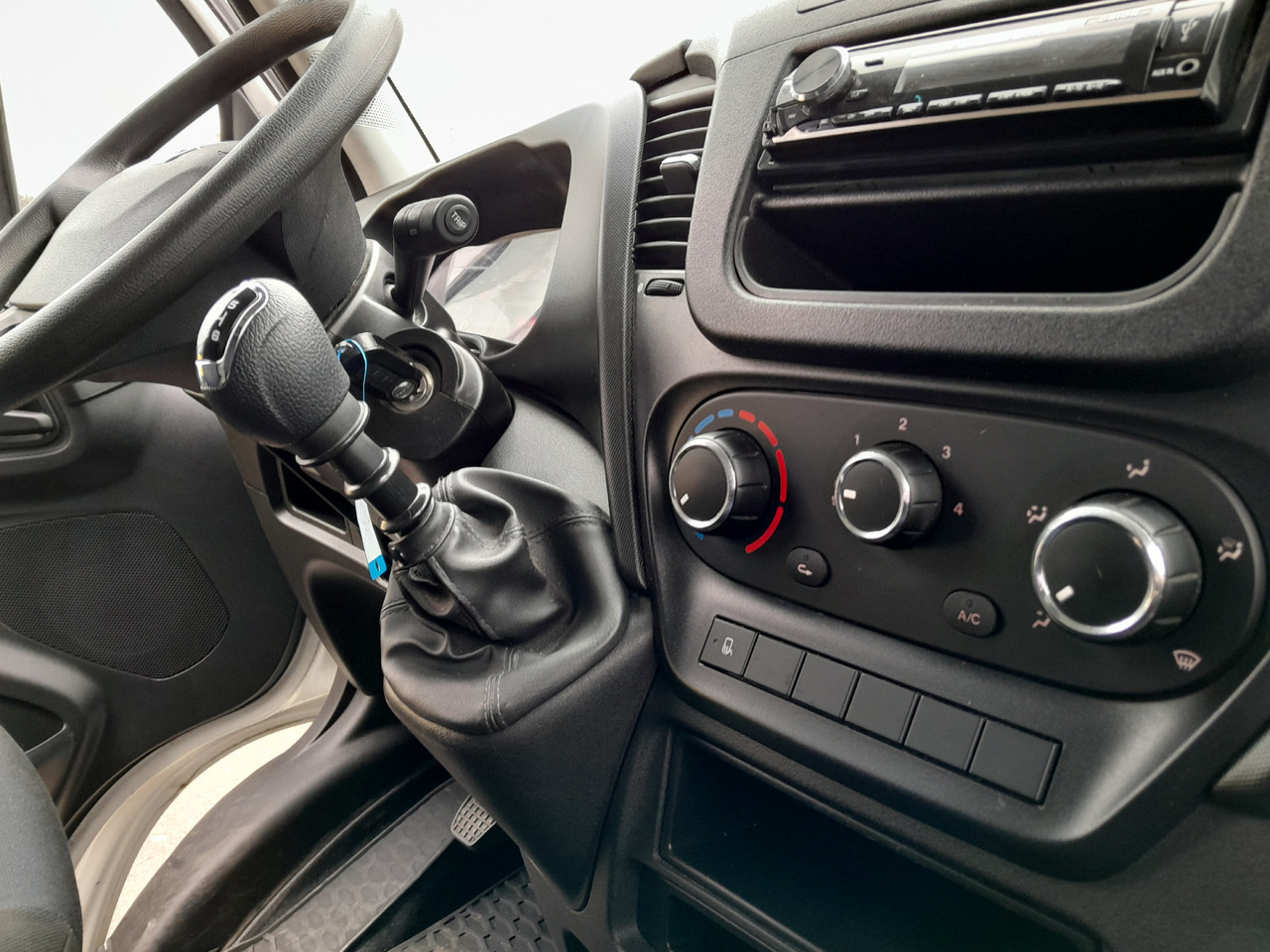 Fourgon grand volume IVECO Daily 35S14: photos 8