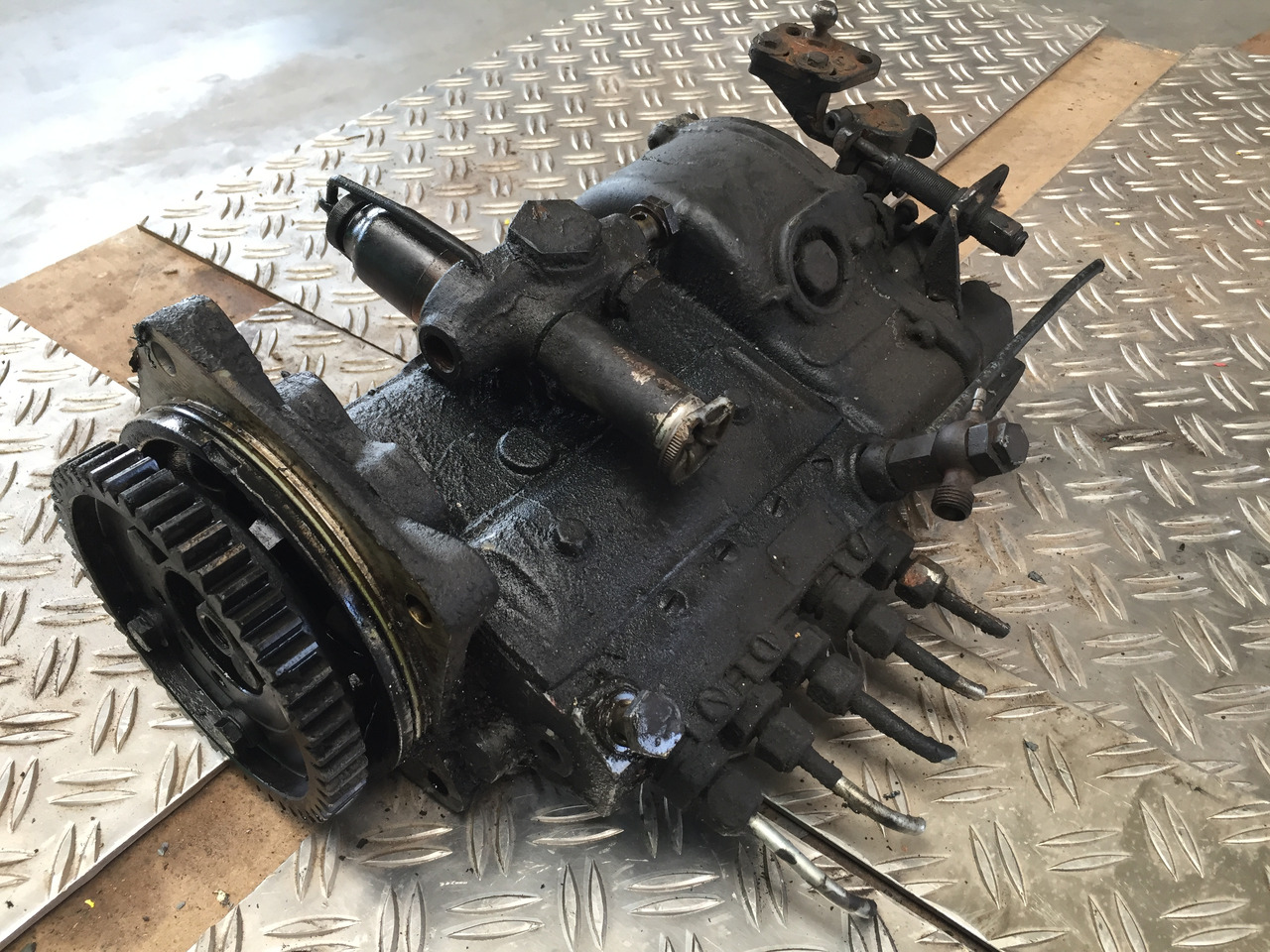 Gebrauchte Einspritzpumpe MAN 16.168, Typ : D 2566 - 5 Zylinder, Artikel Nr. : 81.99999 - 9999 - Pompe à carburant pour Camion: photos 4 Gebrauchte Einspritzpumpe MAN 16.168, Typ : D 2566 - 5 Zylinder, Artikel Nr. : 81.99999 - 9999 - Pompe à carburant pour Camion: photos 4