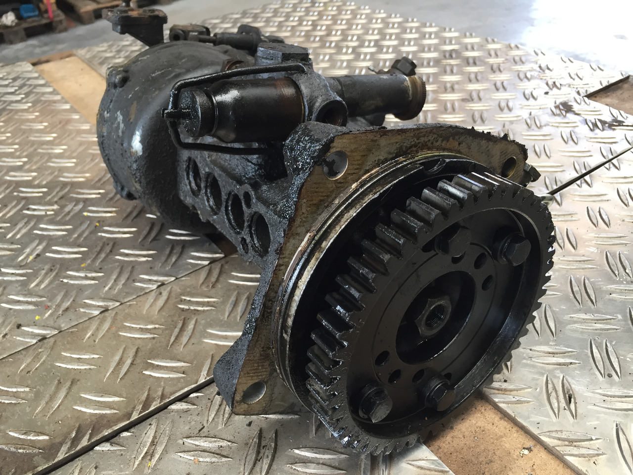 Gebrauchte Einspritzpumpe MAN 16.168, Typ : D 2566 - 5 Zylinder, Artikel Nr. : 81.99999 - 9999 - Pompe à carburant pour Camion: photos 2 Gebrauchte Einspritzpumpe MAN 16.168, Typ : D 2566 - 5 Zylinder, Artikel Nr. : 81.99999 - 9999 - Pompe à carburant pour Camion: photos 2