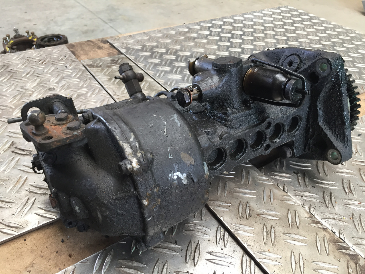 Gebrauchte Einspritzpumpe MAN 16.168, Typ : D 2566 - 5 Zylinder, Artikel Nr. : 81.99999 - 9999 - Pompe à carburant pour Camion: photos 1 Gebrauchte Einspritzpumpe MAN 16.168, Typ : D 2566 - 5 Zylinder, Artikel Nr. : 81.99999 - 9999 - Pompe à carburant pour Camion: photos 1