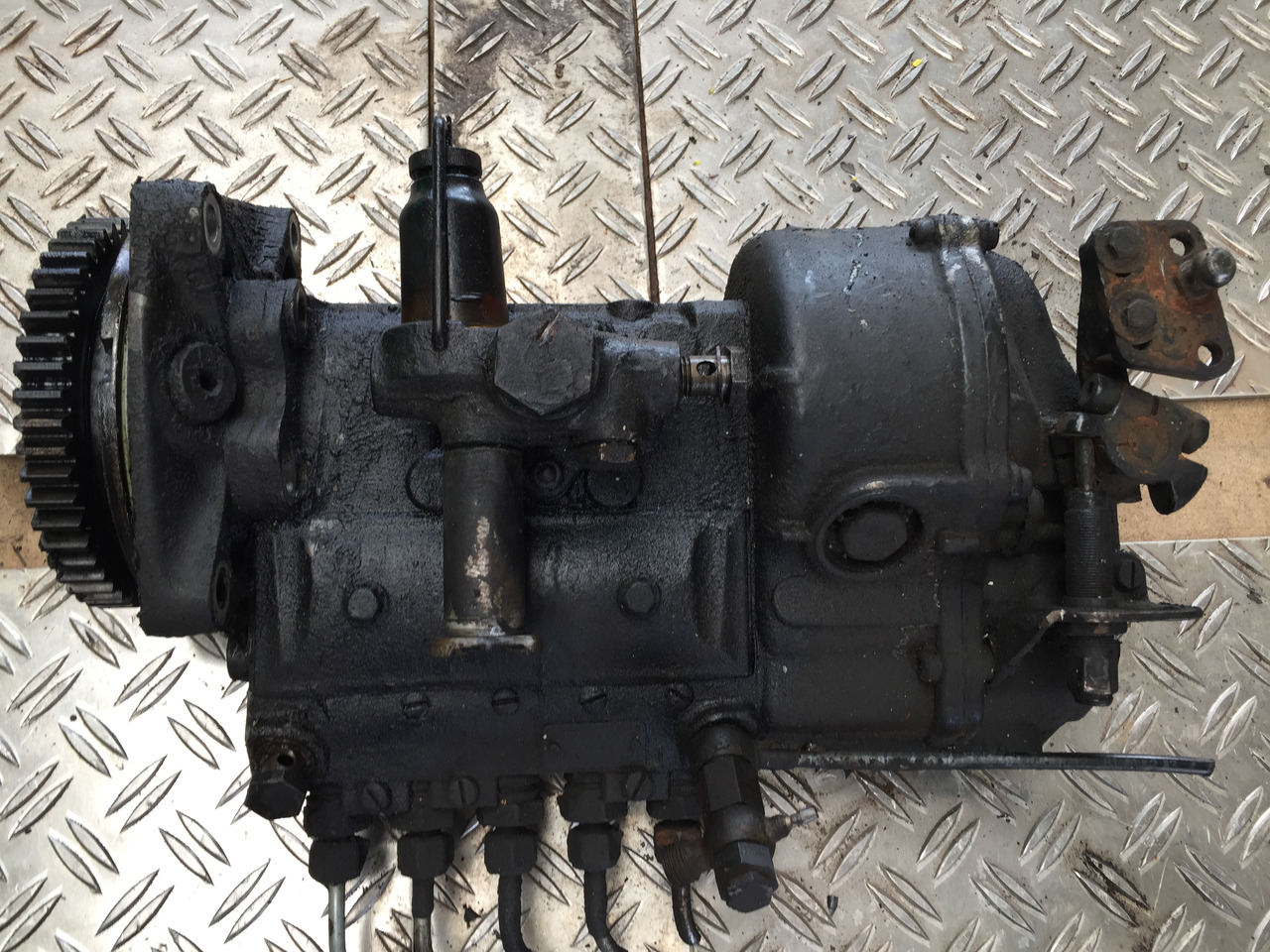 Gebrauchte Einspritzpumpe MAN 16.168, Typ : D 2566 - 5 Zylinder, Artikel Nr. : 81.99999 - 9999 - Pompe à carburant pour Camion: photos 5 Gebrauchte Einspritzpumpe MAN 16.168, Typ : D 2566 - 5 Zylinder, Artikel Nr. : 81.99999 - 9999 - Pompe à carburant pour Camion: photos 5